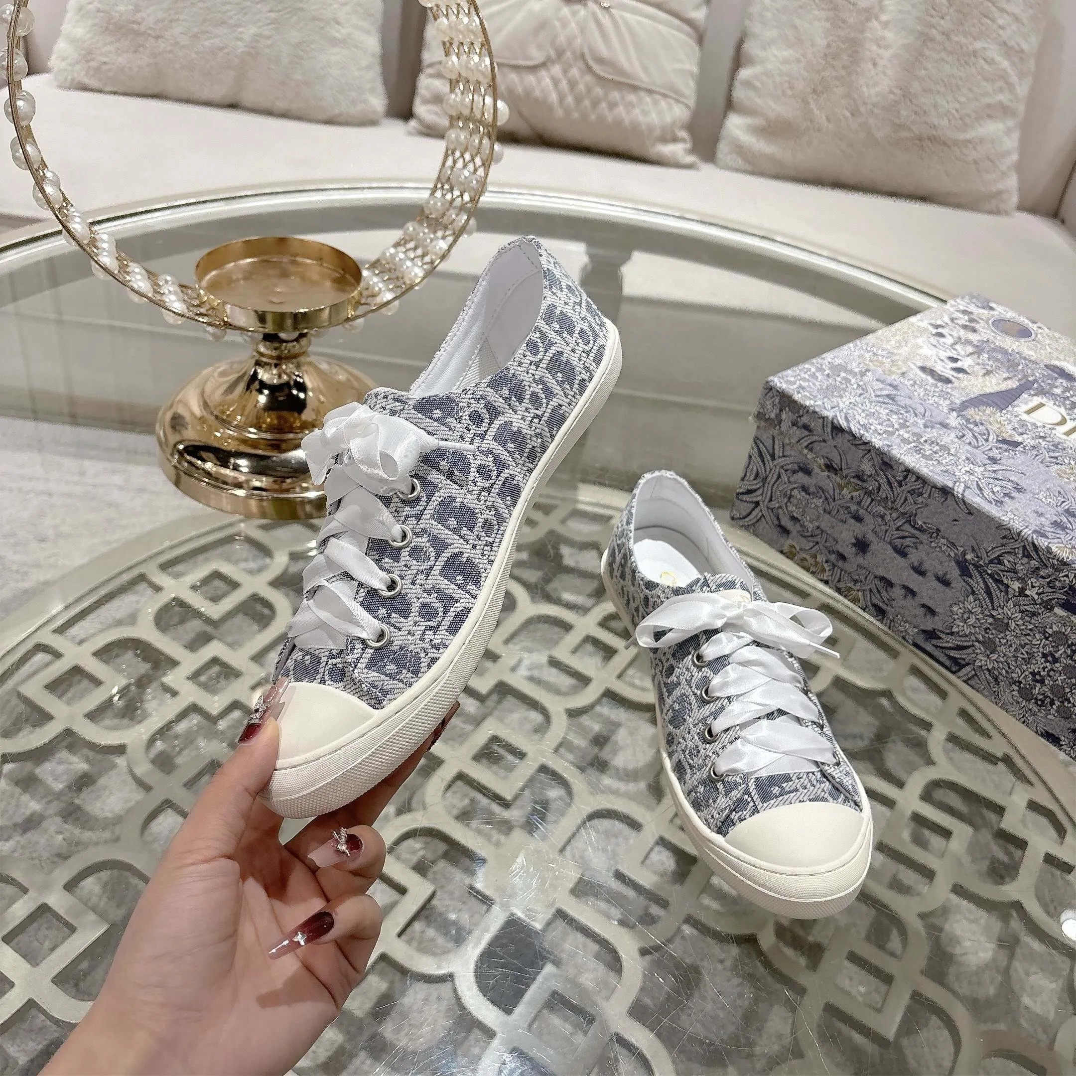 👟👟Ex-factory price 440👟👟 Dior ballet-style casual shoes, the same style as celebrities, satin fabric, breathable mesh lining, sheepskin for feet, wear-resistant rubber sole, size 35-40.